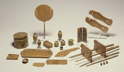 Gruppo di utensili da toilette e da scrittura da Roman